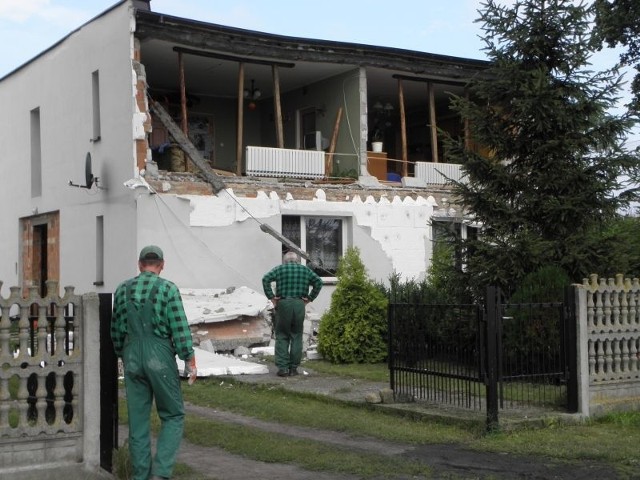 Wybuch nastąpił na pierwszym piętrze domu. Uszkodzona została ściana budynku.