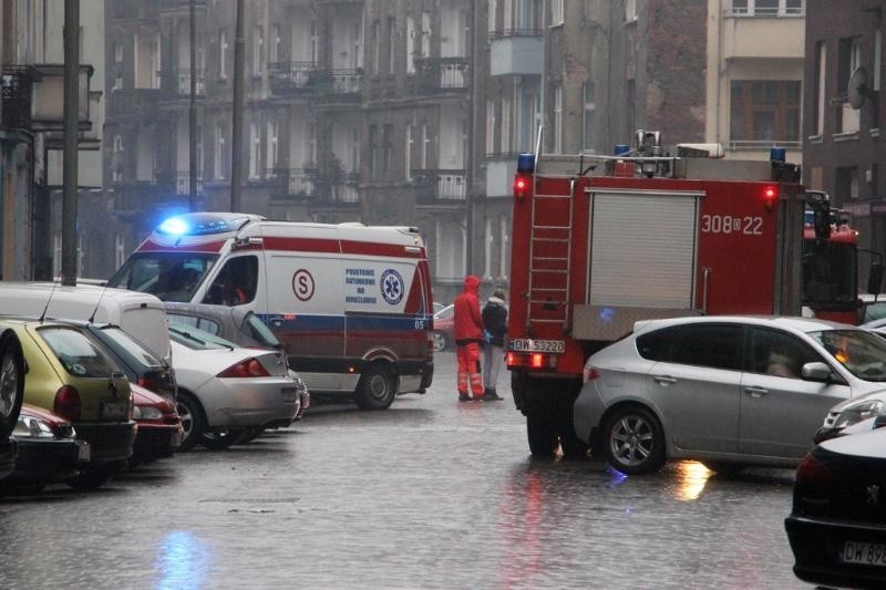 Wrocław: Straż pożarna i pogotowie przy Barlickiego