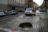 Na ulicy Młyńskiej w Poznaniu zarwała się jezdnia. W dziurze utknął pojazd Służby Więziennej. Zobacz zdjęcia