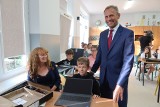 Uczniowie klas czwartych szkoły w Łosieniu, w gminie Piekoszów, mają nowoczesne laptopy. Dzieci nie ukrywają radości