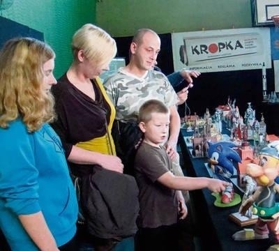 Igor Goborek z rodzicami i siostrą ogląda ulubione figurki FOT. EWA TYRPA