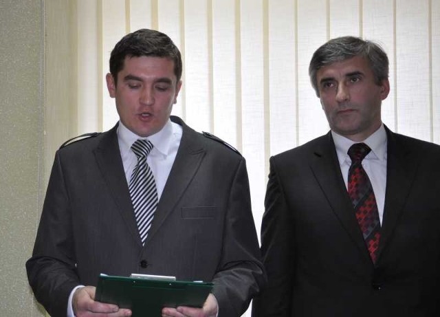 Krzysztof Tworek (z lewej) składa ślubowanie. Obok Krzysztof Bieniek, wiceprzewodniczący Rady Gminy.