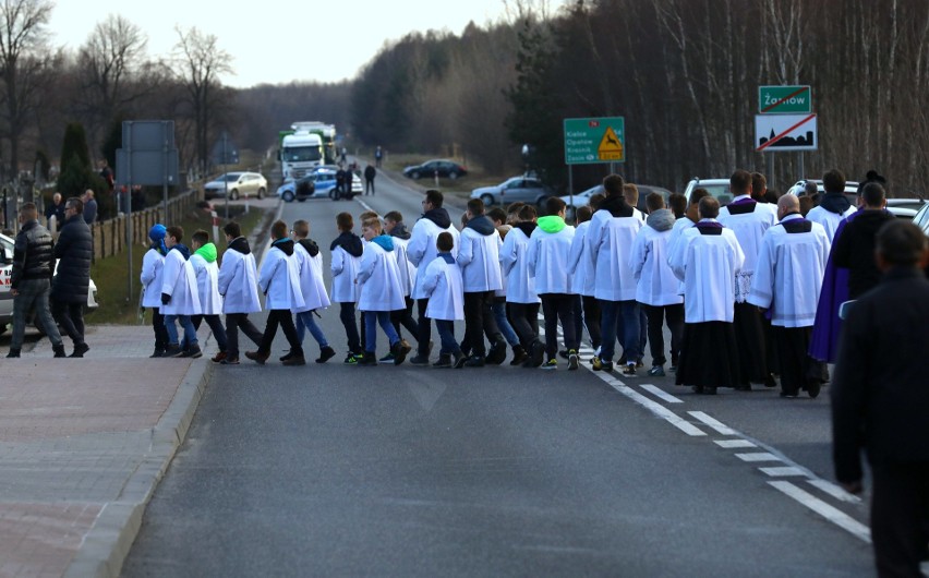 Pogrzeb Dawida Jakubowskiego, maturzysty z Końskich, reprezentanta Polski juniorów w piłce ręcznej odbył się w Żarnowie [ZDJĘCIA]