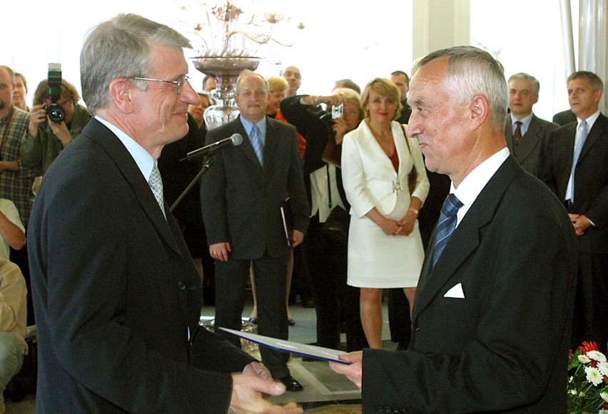 Warszawa 15 czerwca 2004 r. Wojciech Roszkowski (z lewej)...