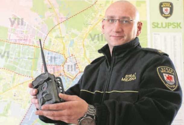 - Kamera zrobi zdjęcie i wyśle je do nas e-mailem lub MMS-em - tłumaczy Paweł Dyjas, komendant Straży Miejskiej w Słupsku.  Dwa takie urządzenia już działają w mieście.
