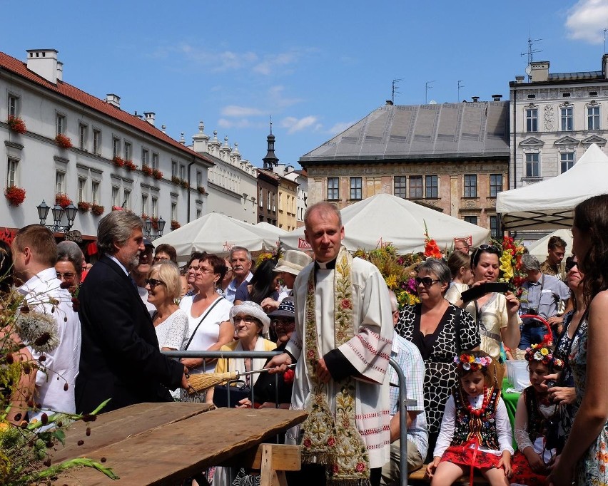 Cudowna Moc Bukietów w święto Matki Możej Zielnej na Małym Rynku w Krakowie