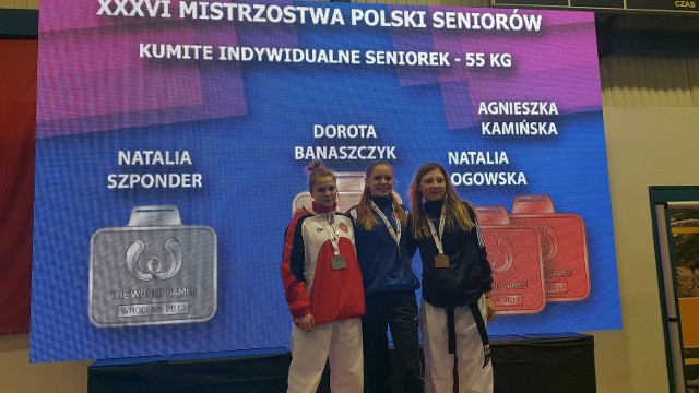 Natalia Szponder (z lewej) na podium rywalizacji indywidualnej w kumite.