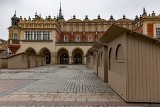 Jarmark wielkanocny w Krakowie rozpocznie się 21 marca. Na Rynku już są montowane stoiska