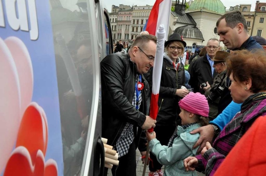 Długie kolejki po darmowe flagi [ZDJĘCIA, WIDEO]