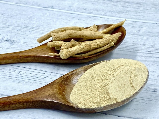Ashwagandha to popularne zioło w medycynie ajurwedyjskiej, które obniża poziom stresu, poprawiając nastrój i stan zdrowia, a także wspomaga libido i płodność