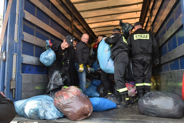 Załadunek worków oraz piknik na terenie Winnicy Perlowski  w Otoce. W sobotę przy załadunku uwijali się druhowie z ochotniczych straży pożarnych i wolontariusze. Więcej na kolejnych zdjęciach.