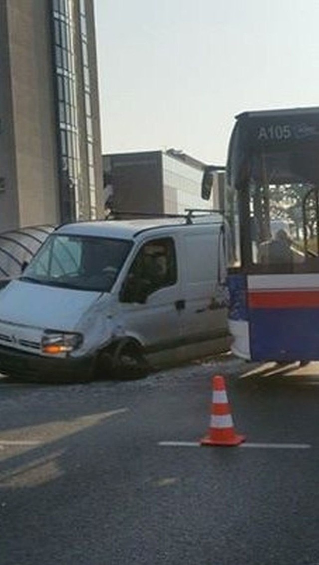 Na rondzie Jagiellonów w Bydgoszczy samochód dostawczy zderzył się z autobusem.