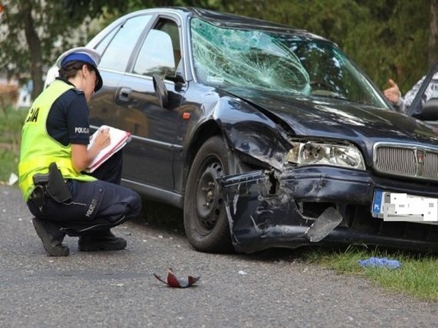 Wypadek Konradowie. Kierowcy rovera odebrano prawo jazdy. 25-latek, którego potrącił, jest w ciężkim stanie.