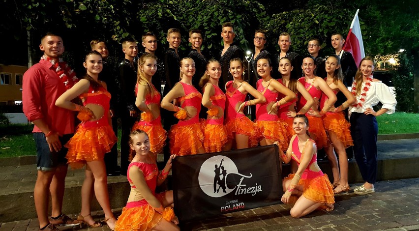 40-osobowa grupa tancerzy ze Sławna z grupy ,,Gracja" i...