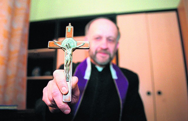 Ks. Edmund Szaniawski z sanktuarium maryjnego w Licheniu wypędza szatana  od  kilku lat