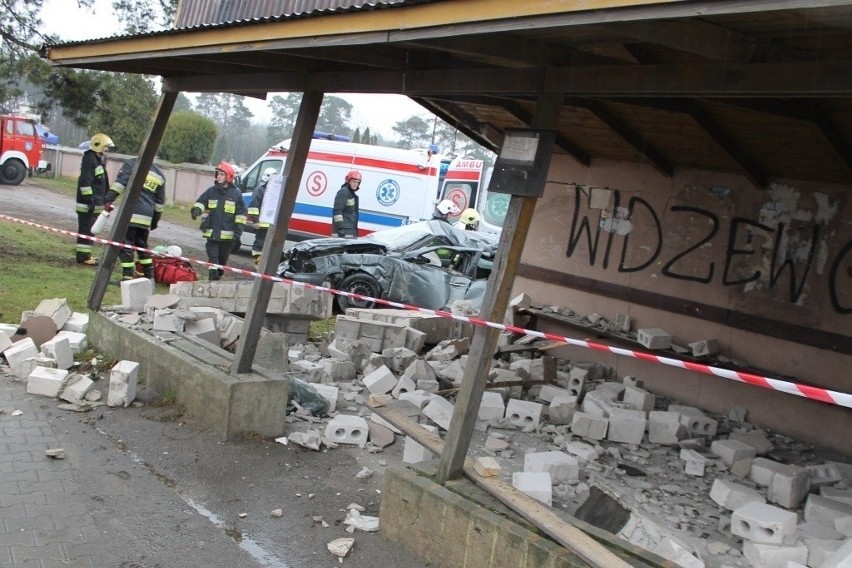 Tragiczny wypadek w Giecznie pod Zgierzem. Kierowca alfy uderzył w wiatę, zginął na miejscu