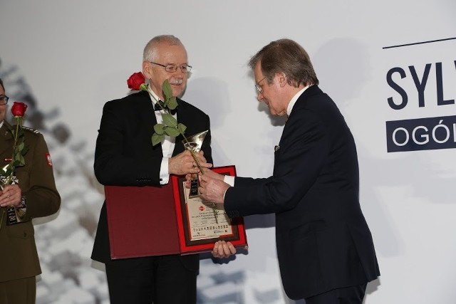 Prof. Janusz Kowalewski, dyrektor Centrum Onkologii odbiera nagrodę.