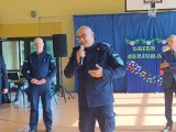 Seniorzy kontra oszuści. Policjanci wpadli na Dzień Seniora w Łubianie i ostrzegli babcie i dziadków