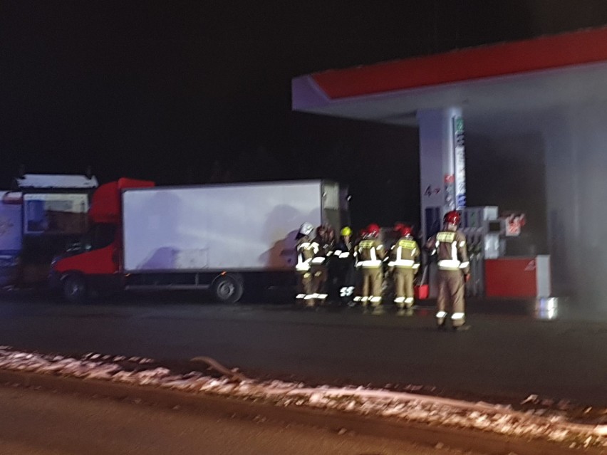 Wyciek gazu na stacji paliw w Jaworzni. W akcji dziewięć zastępów strażaków - zobacz zdjęcia