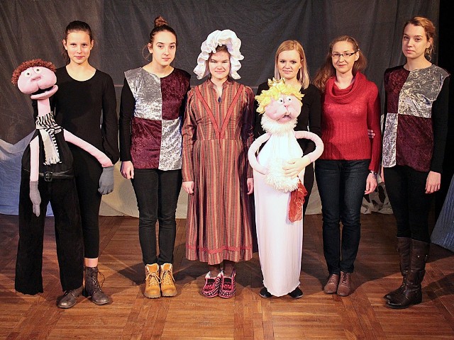 Aktorzy Teatrzyku Lalek "Miszmasz" z Renatą Boguską (w czerwonej bluzce)