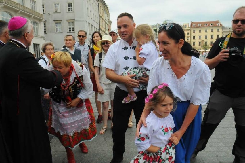 Pielgrzymi wyruszyli w drogę na Jasną Górę [ZDJĘCIA]