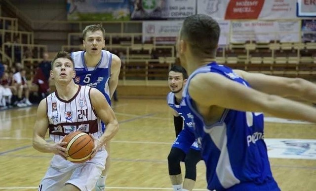 Spójnia w tym sezonie pokonała Basket Poznań w Stargardzie 89:61 i na wyjeździe 74:72. Marcin Dymała rzucił 18 i 16 punktów.