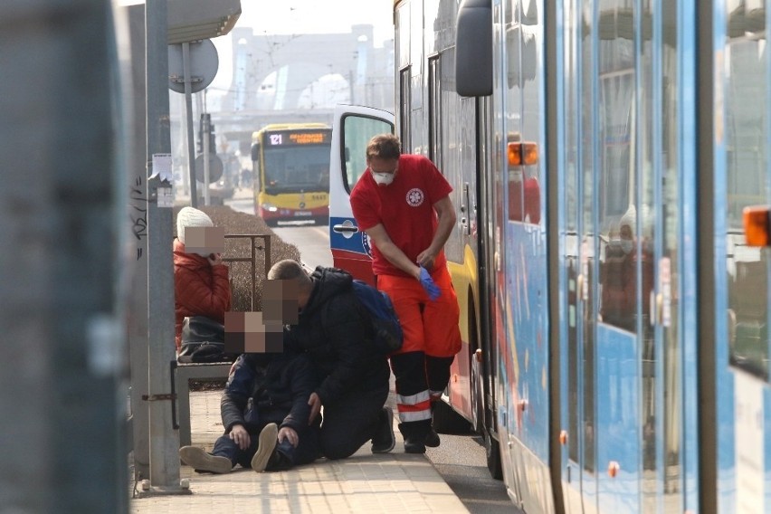 Groźna sytuacja na przystanku MPK. Upadł mężczyzna, który wracał ze szczepienia 