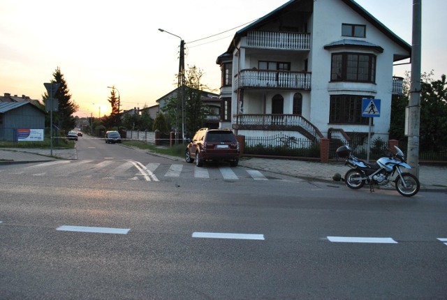 W niedzielę, po godzinie 18, dyżurny grajewskiej komendy został powiadomiony że, na ul. Piłsudskiego doszło do wypadku drogowego. Na miejscu pojawili się mundurowi. Aktualne informacje o wypadkach w regionie znajdziesz w NASZYM SERWISIE. Sprawdź, co dzieje się na drogach województwa podlaskiego i warmińsko-mazurskiego.Obserwuj nas na Twitterze:Follow @wspolczesna!function(d,s,id){var js,fjs=d.getElementsByTagName(s)[0],p=/^http:/.test(d.location)?'http':'https';if(!d.getElementById(id)){js=d.createElement(s);js.id=id;js.src=p+'://platform.twitter.com/widgets.js';fjs.parentNode.insertBefore(js,fjs);}}(document, 'script', 'twitter-wjs');