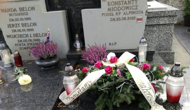 Na grobie Konstantego Miodowicza, na buskim cmentarzu parafialnym, została też złożona wiązanka kwiatów od posłów i senatorów Platformy Obywatelskiej.