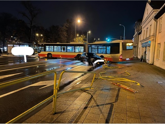 Autobus obróciło na przeciwległy pas ruchu, gdzie zderzył się z osobówką i uszkodził infrastrukturę drogową