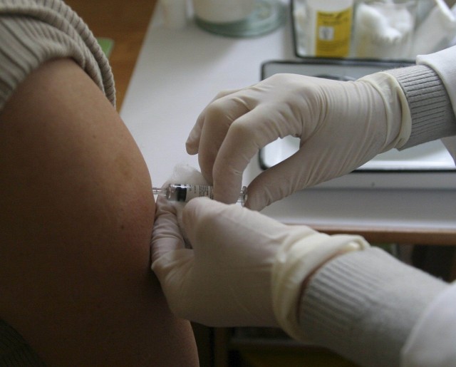 Osoby powyżej 65. roku miały od poniedziałku mieć możliwość szczepienia się za darmo