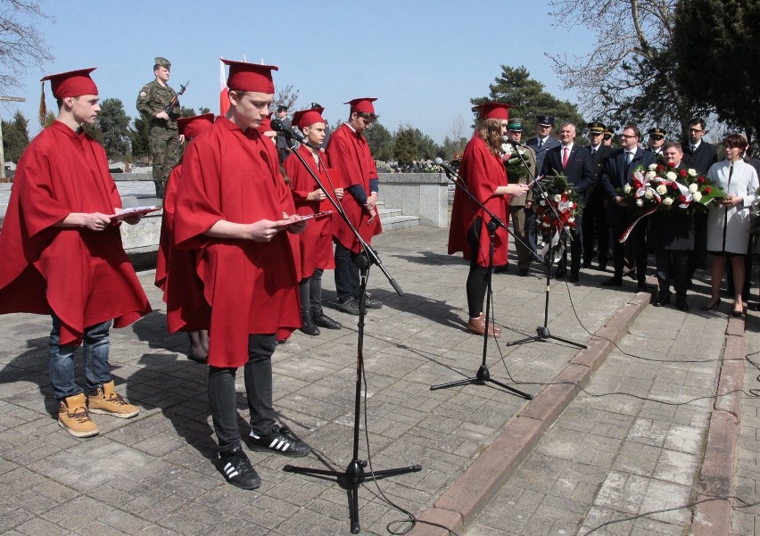 Radom. Rocznica zbrodni hitlerowskich na Firleju. Uczcili pamięć ofiar apelem 