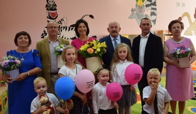 Oleszyńskie dzieci cieszą się z nowego przedszkola, które mają dzięki samorządowcom z gminy Krasocin i władzom województwa świętokrzyskiego.