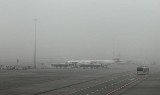 Lotnisko Kraków-Balice spowite mgłą. Opóźnienia i przekierowania lotów
