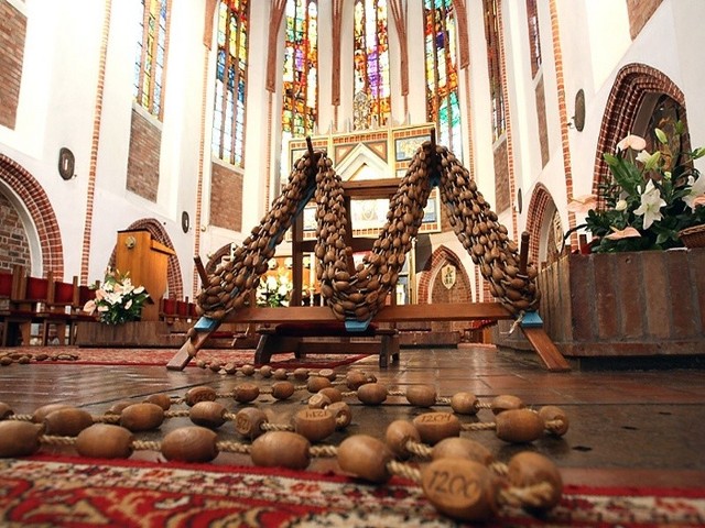 25-kilogramowy rózaniec z 930 paciorkami mozna zobaczyc do środy w slupskim kościele Mariackim.