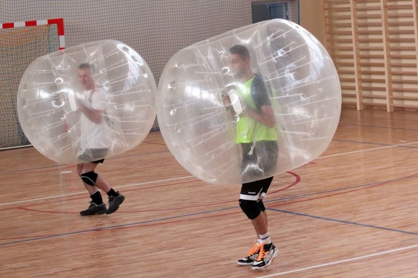 Grali w piłkę w... dmuchanych kulach. Zobacz zdjęcia i wideo z meczu Bubble Soccer