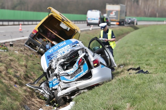 Tir staranował policyjny radiowóz i busa. Jeden z policjantów jest ciężko ranny