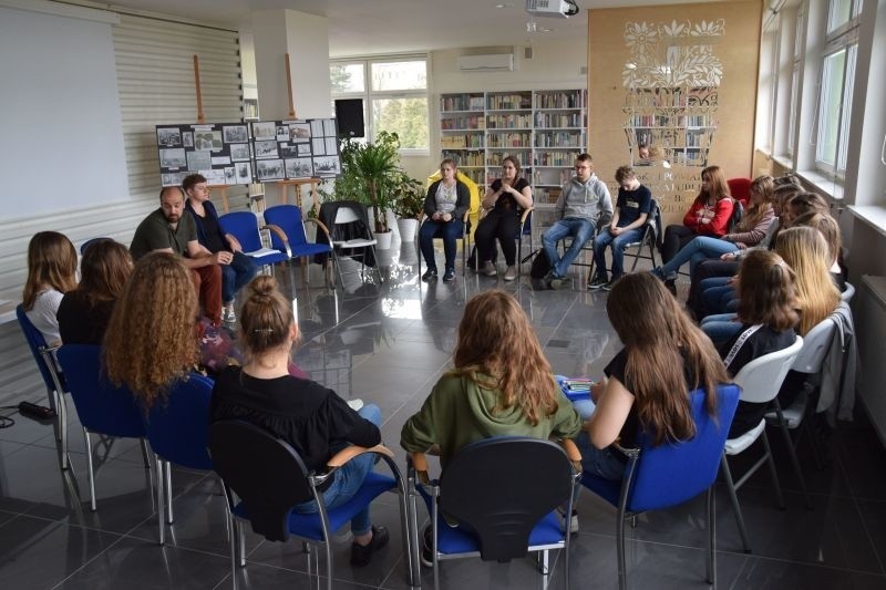 W Radziejowie na warsztatach młodzież poznaje sztukę dialogu. Rozmawiają o historii i kulturze żydowskiej