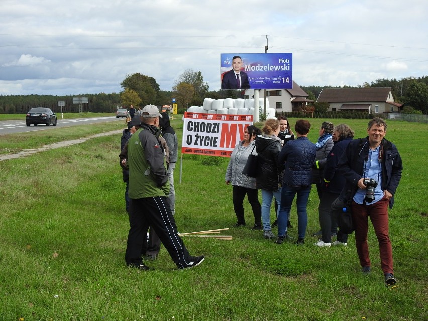 Mieszkańcy domagają się przebudowy skrzyżowania. Zablokowali drogę krajową nr 61 [zdjęcia, video]