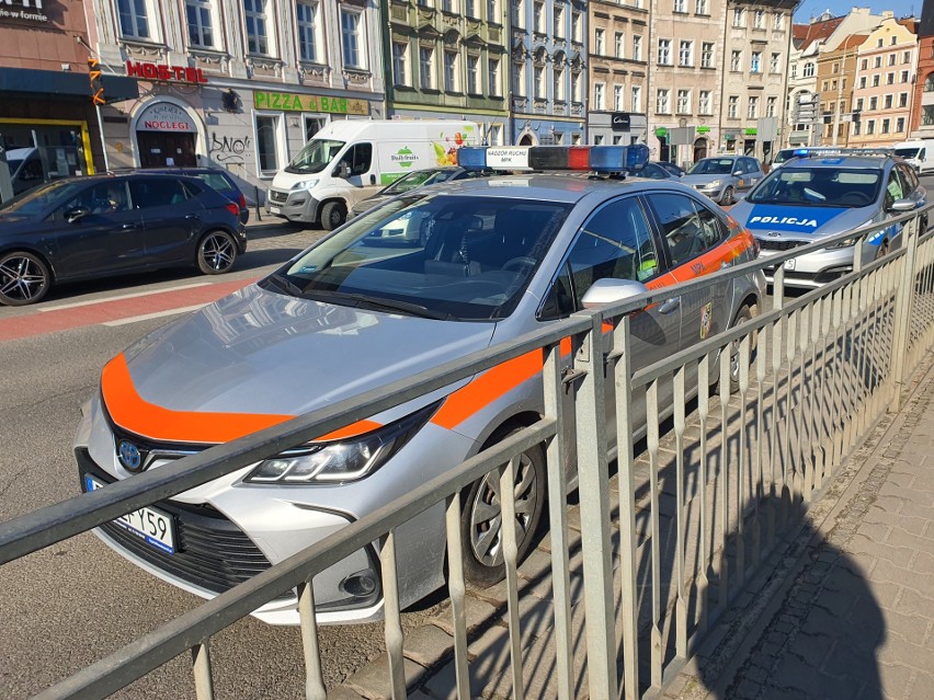 Nie jeżdżą tramwaje przez ul. Krupniczą. Zasłabła pasażerka [ZDJĘCIA]