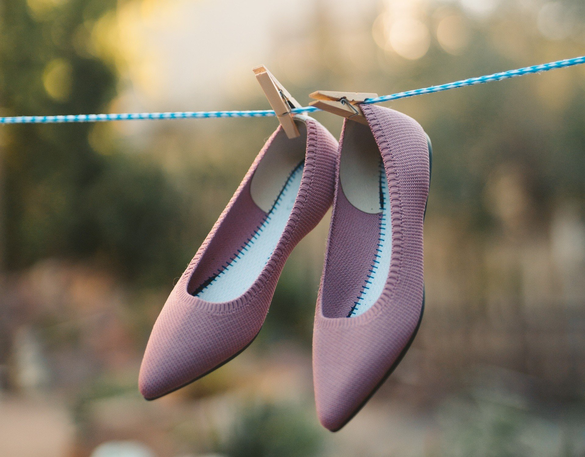 Jak suszyć buty po praniu? Poznaj triki na szybkie i bezpieczne wysuszenie  obuwia. Zobacz, jak uniknąć paskudnych zacieków i plam | RegioDom