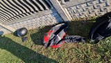 W Brzechowie w gminie Daleszyce młody motocyklista uderzył w betonowe ogrodzenie. Zobacz zdjęcia