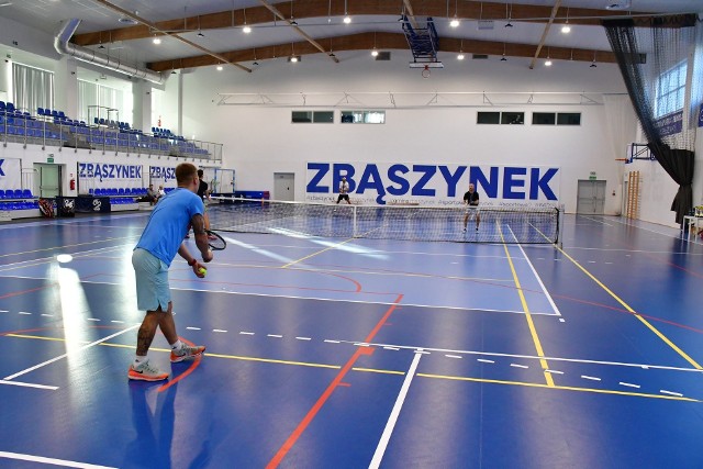 W hali sportowej w Zbąszynku grano w tenisa ziemnego.
