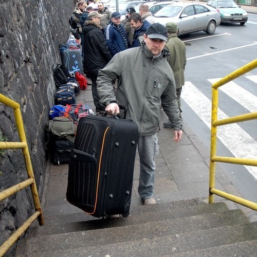 - Wnieść na górę solidny bagaż nie jest łatwo - mówi Artur Pakuła ze Śląska, którego spotkaliśmy na schodach, gdy wnosił swoje torby na górę. - To już ostatnia, trzecia, ale się zasapałem.