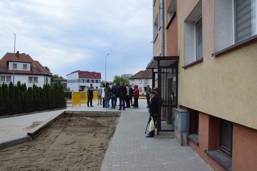 Spotkanie urzędników z mieszkańcami w sprawie pojemników na...