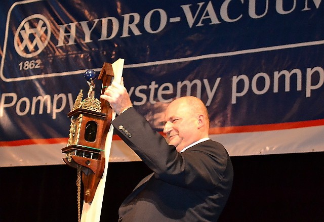 Wojciech Grabowski, dyrektor H-V odbiera prezent czasopisma "Pompy, pompownie"