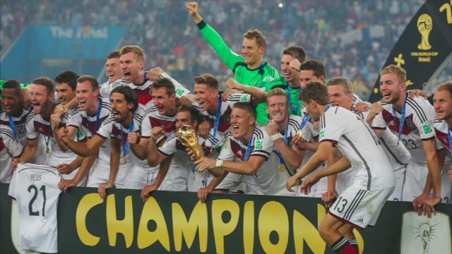 Reprezentacja Niemiec podnosząca Puchar Mistrzów Świata na Mundialu w Brazylii.