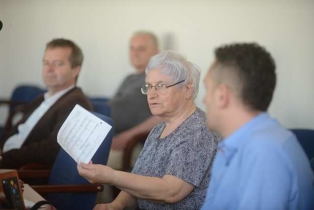 - Nawet gdybyśmy wyłączyli prąd w domu, to za przesył stały, opłatę abonamentową i przejściową i tak musimy zapłacić - przekonywali specjaliści. W Urzędzie Miasta wyjaśniano zawiłości faktur