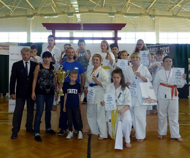 Ekipa Koneckiej Sekcji Karate w Skierniewicach zdobyła osiem medali.  