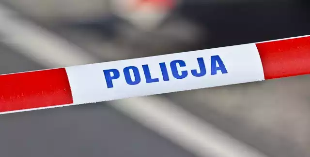 Makabrycznego odkrycia dokonano w poniedziałek, 18 września, pod jednym z domów na obrzeżach Żar. Mężczyzna miał poderżnięte gardło. Zatrzymana została jedna osoba.